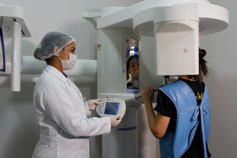 Foto de pessoa realizando exame.